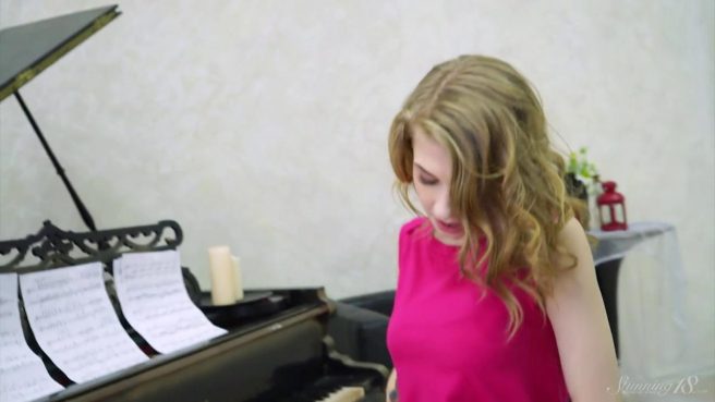 Домохозяйка сбрасывает розовое платье и сует дилдо между половых губок #1